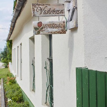 Vadrozsa Vendeghaz Racalmas旅馆 外观 照片